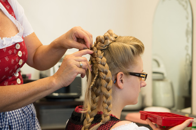 Trachtenschopf wird gesteckt bei Hess Friseure